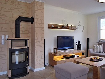 Das gemütliche Wohnzimmer mit Sitzecke, LCD-TV und Kamin