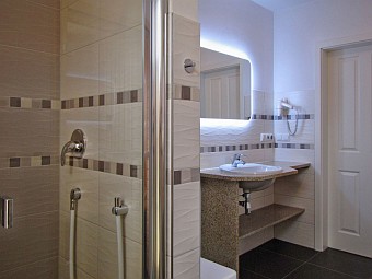 Bad mit Dusche und WC im Erdgeschoss