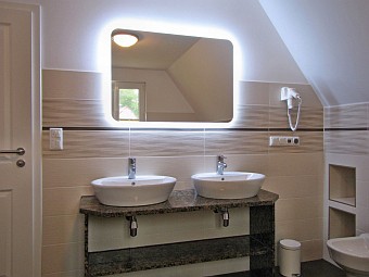 Bad im Dachgeschoss mit WC, Dusche und Whirlpool 